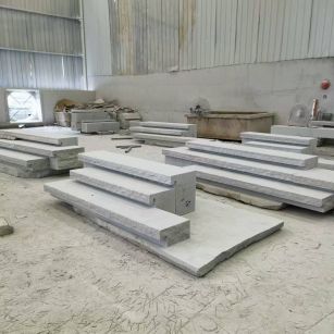 郴州 整石台阶（大面火烧+侧面自然面），出货前厂内拼装