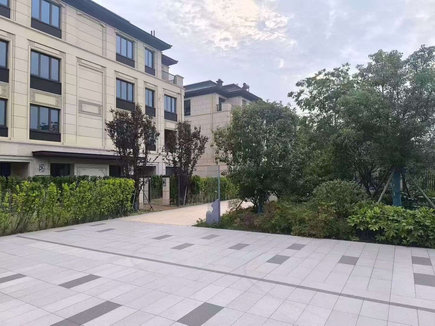 郴州 芝麻白与芝麻白搭配铺装，尺寸1200*600